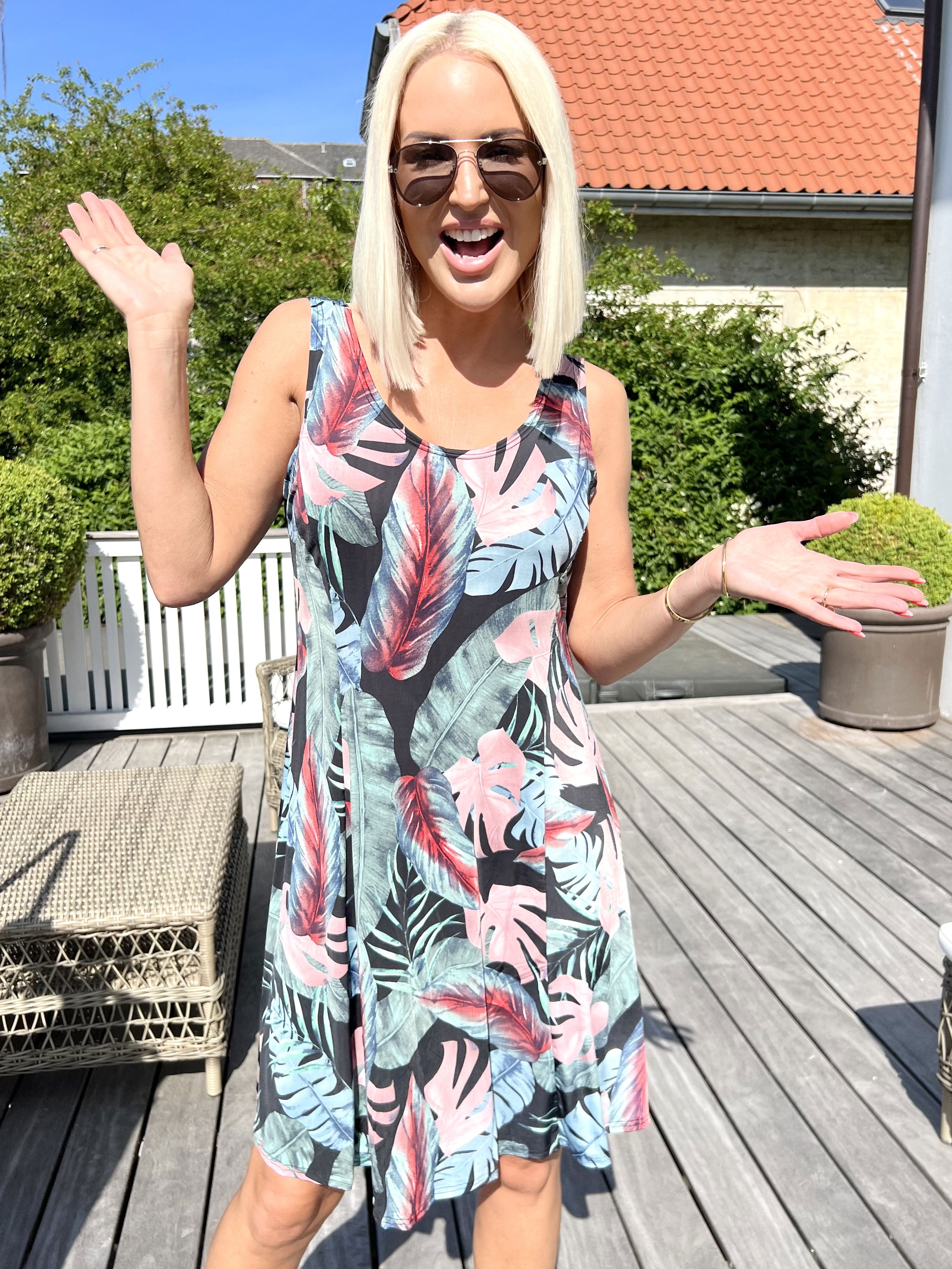 Maj Multi Leaf - Söt elastisk sommarklänning med mönster